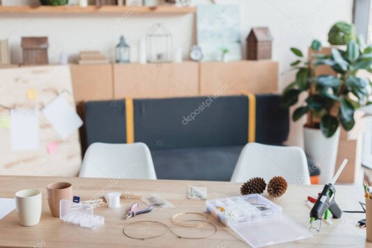 Vista del taller con herramientas y mesa de trabajo